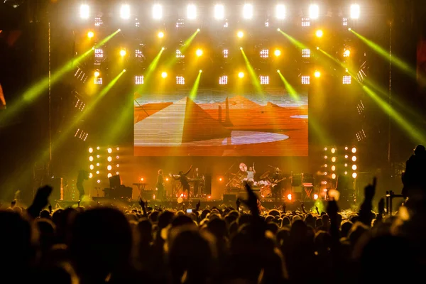 Beck Występujący Scenie Podczas Festiwalu Muzycznego — Zdjęcie stockowe