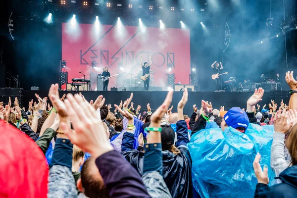 Kensington Vystupuje Pódiu Během Hudebního Festivalu — Stock fotografie