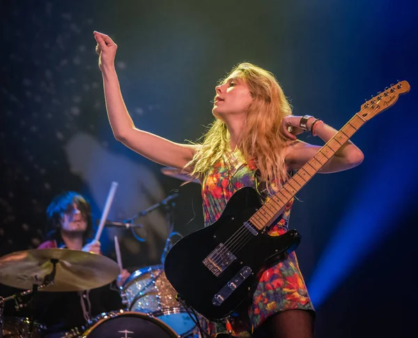 Wolf Alice Treedt Tijdens Muziekfestival — Stockfoto