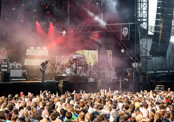 Royal Blood Vystupuje Pódiu Během Hudebního Festivalu — Stock fotografie