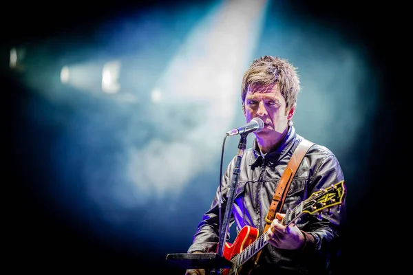 Noel Gallagher Vystupuje Pódiu Během Hudebního Festivalu — Stock fotografie