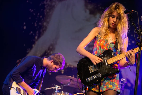 Wolf Alice Treedt Tijdens Muziekfestival — Stockfoto