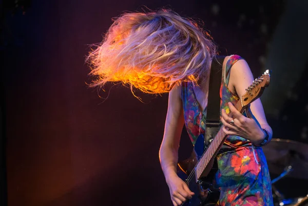 Wolf Alice Treedt Tijdens Muziekfestival — Stockfoto