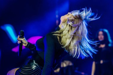 Ellie Goulding müzik festivalinde sahnede performans sergiliyor