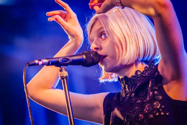 Aurora Actuando Escenario Durante Festival Música — Foto de Stock