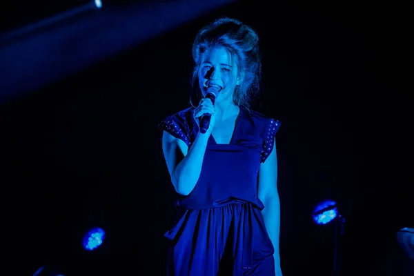 Selah Sue Występująca Scenie Podczas Festiwalu Muzycznego — Zdjęcie stockowe