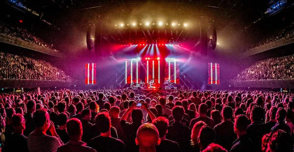 Foo Fighters Виступають Сцені Під Час Музичного Фестивалю — стокове фото