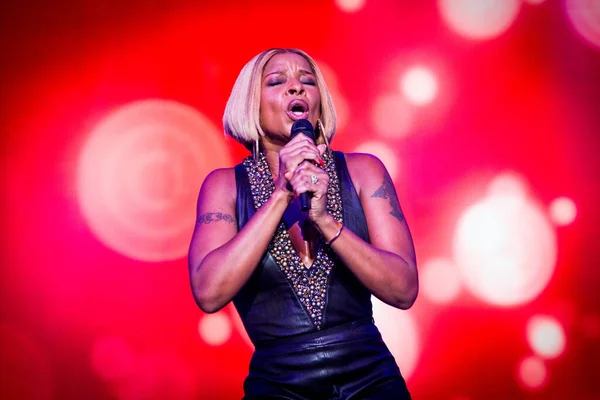 Mary Blige Vystupující Pódiu Během Hudebního Festivalu — Stock fotografie