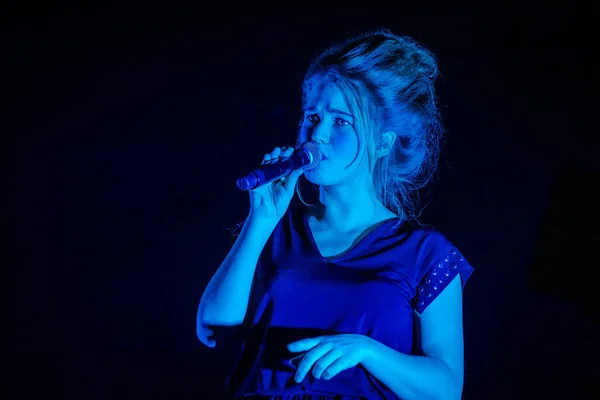 Selah Sue Występująca Scenie Podczas Festiwalu Muzycznego — Zdjęcie stockowe