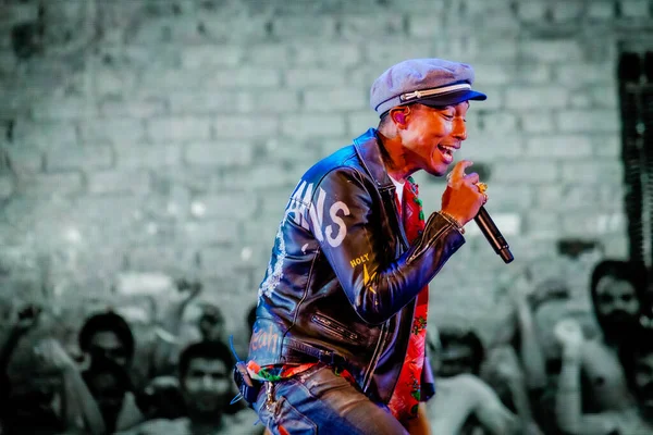 在音乐节期间 Pharrell Williams在舞台上表演 — 图库照片