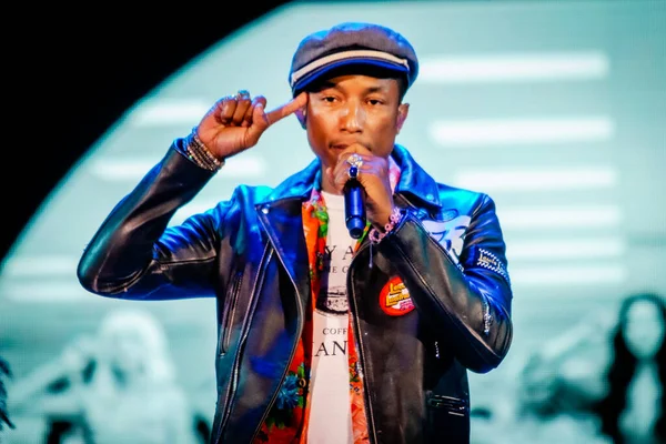 Pharrell Williams Actuando Escenario Durante Festival Música —  Fotos de Stock