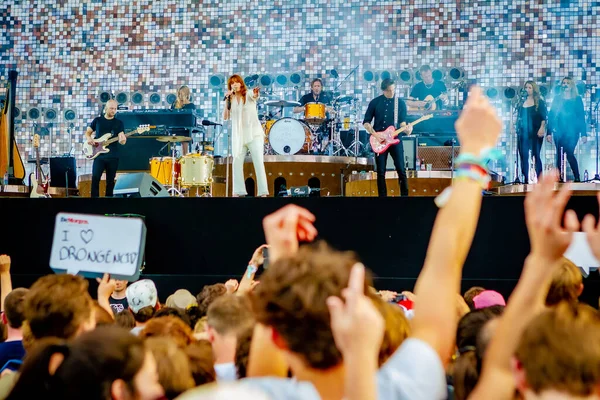 Florencie Stroj Vystupují Pódiu Během Hudebního Festivalu — Stock fotografie