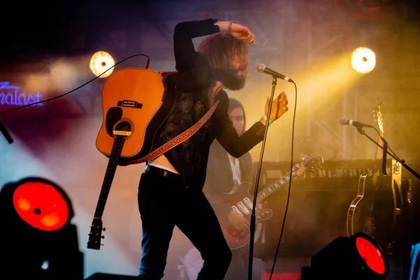 Father John Misty Tritt Während Des Musikfestivals Auf Der Bühne — Stockfoto