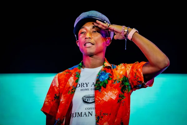 Pharrell Williams Treedt Tijdens Muziekfestival — Stockfoto