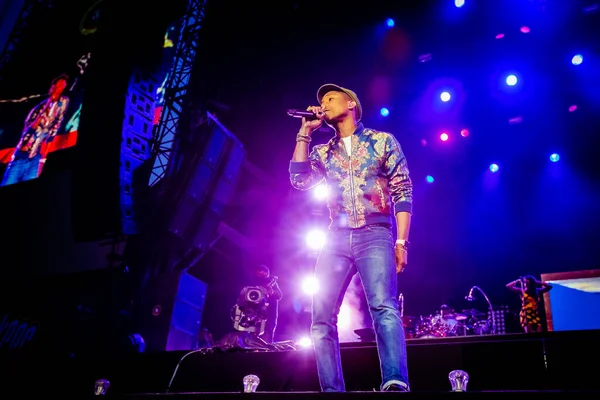 Pharrell Williams Występujący Scenie Podczas Festiwalu Muzycznego — Zdjęcie stockowe