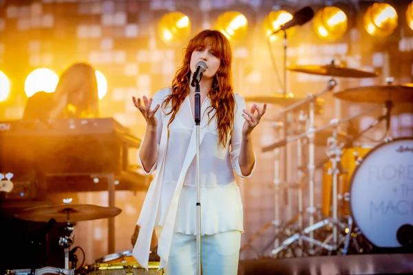 Florence Machine Treden Tijdens Muziekfestival — Stockfoto
