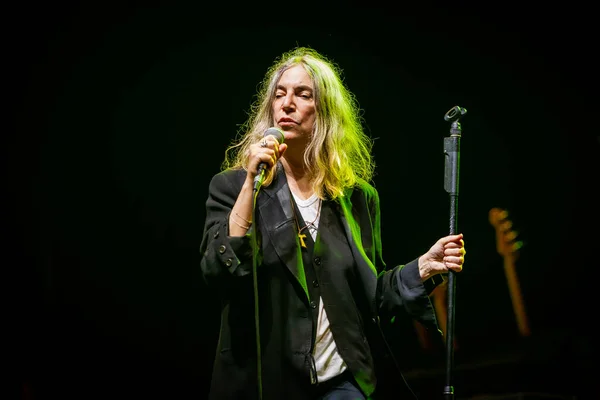 Patti Smith Vystupující Pódiu Během Hudebního Festivalu — Stock fotografie