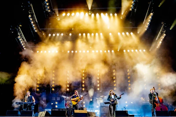 Mumford Synové Vystupují Pódiu Během Hudebního Festivalu — Stock fotografie