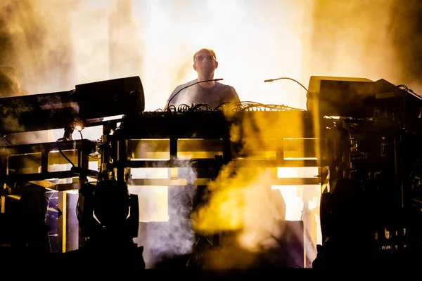 Chemical Brothers Treedt Tijdens Muziekfestival — Stockfoto