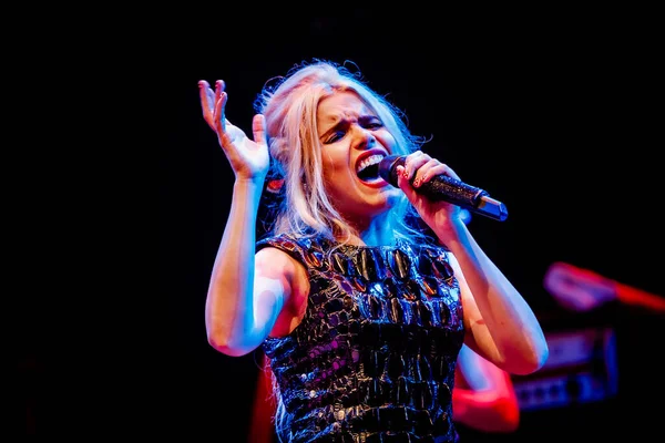 Paloma Faith Treedt Tijdens Muziekfestival — Stockfoto