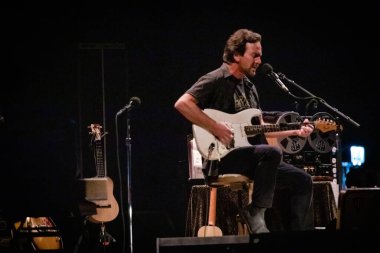 Eddie Vedder müzik festivalinde sahnede performans sergiliyor 