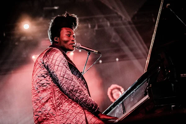 Benjamin Clementine Esibendosi Sul Palco Durante Festival Musicale — Foto Stock