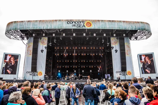 Anouk Performing Stage Music Festival — Stock Photo, Image