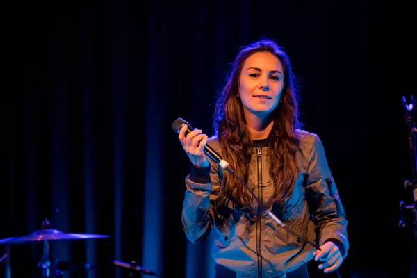 Amy Shark Treedt Tijdens Muziekfestival — Stockfoto