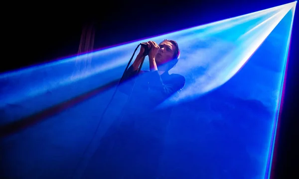 Thomas Azier Uppträder Scen Musikfestivalen — Stockfoto