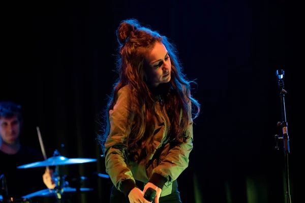 Amy Shark Występująca Scenie Podczas Festiwalu Muzycznego — Zdjęcie stockowe