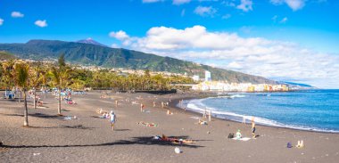 volkanik Playa Jardin beach (Puerto de la Cruz, İspanya), uzaktan Teide Yanardağı