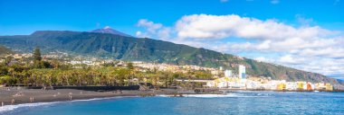 volkanik Playa Jardin beach (Puerto de la Cruz, İspanya), uzaktan Teide Yanardağı