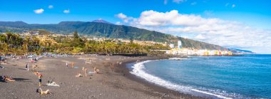 volkanik Playa Jardin beach (Puerto de la Cruz, İspanya), uzaktan Teide Yanardağı