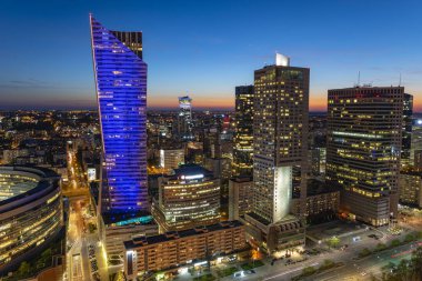 panoramik manzaralı modern sentrum Varşova günbatımı sırasında