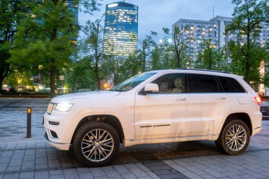 Varşova, Polonya-Nisan 2018: Yeni Suv Jeep Grand Cherokee modeli modern binalar Varşova arka planı
