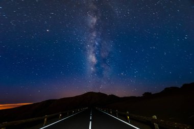 Gece gökyüzü - Samanyolu yolun gece üzerinde