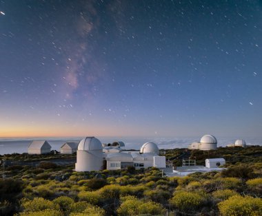 Teide Volkanı Milli Parkı Tenerife astronomik Gözlemevi yukarıda gece, yıldızlı gökyüzü