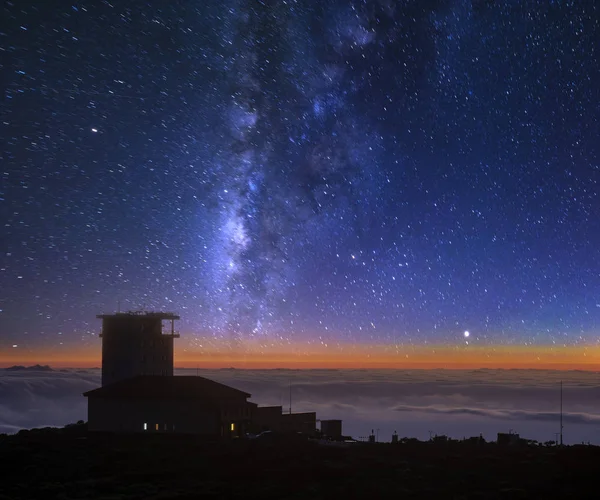 Telekommunikationsstützpunkt Auf Dem Izana Berg Auf Teneriffa Vor Dem Hintergrund — Stockfoto