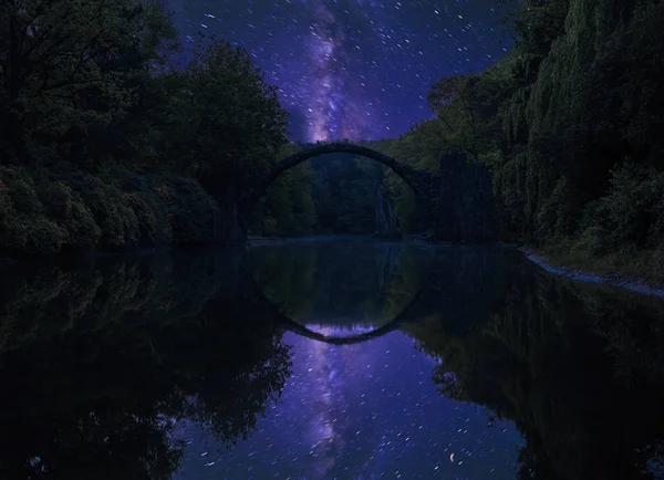 魔鬼的桥梁在克罗劳在一个星光灿烂的夜晚 — 图库照片