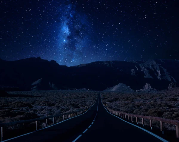 Camino Través Del Desierto Bajo Volcán Por Noche — Foto de Stock
