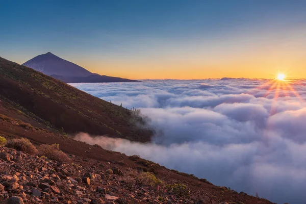 Spektakl Zachodzącego Słońca Chmurach Zachód Słońca Parku Narodowym Wulkanu Teide — Zdjęcie stockowe