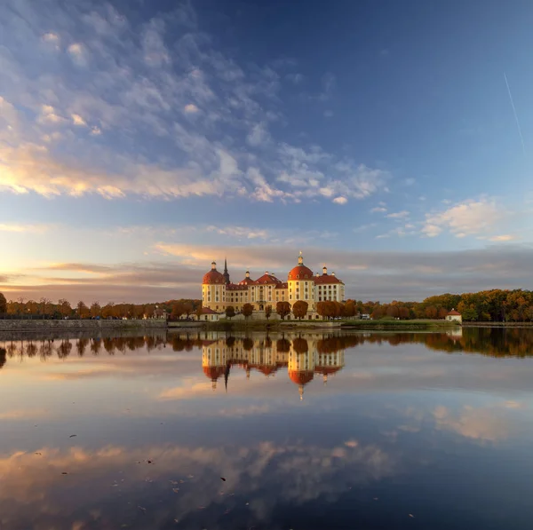Zamek Moritzburg Oświetlony Przez Zachodzące Słońce Jesienią — Zdjęcie stockowe