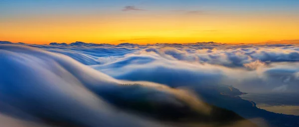 Ein Grandioses Schauspiel Fließender Wolken Über Den Bergen Bei Sonnenaufgang — Stockfoto
