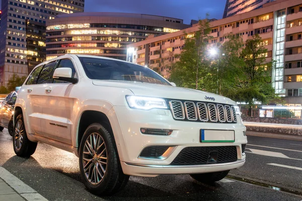 Varşova, Polonya-Nisan 2018: Yeni Suv Jeep Grand Cherokee modeli modern binalar Varşova arka planı