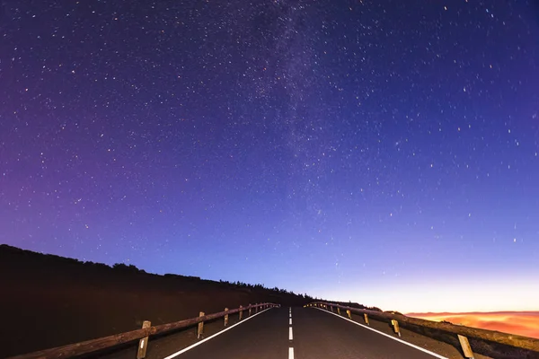 Cielo Nocturno Una Vía Lechosa Sobre Carretera Por Noche — Foto de Stock