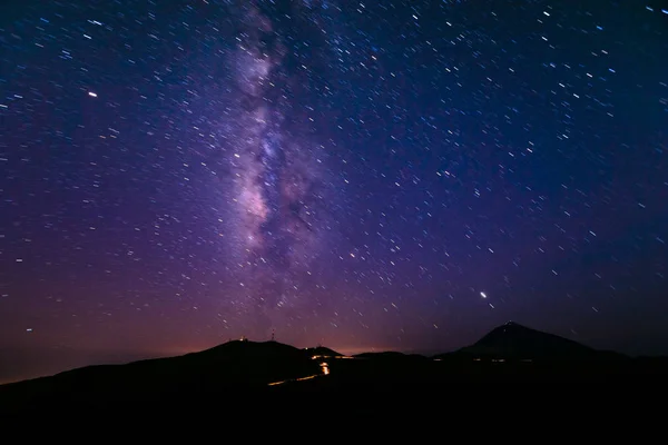 Noc Gwiaździste Niebo Parku Narodowym Wulkanu Teide Teneryfie Ścieżka Widoczna — Zdjęcie stockowe