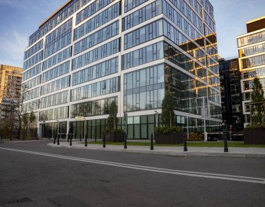Varşova, Polonya-Kasım 2018: Modern mimari. Modern ofis binası