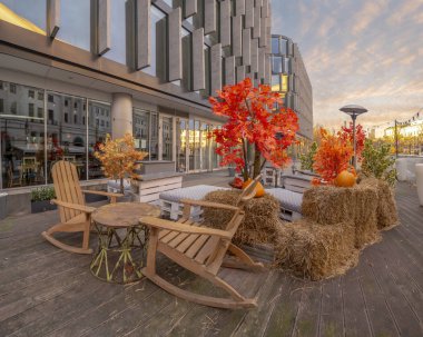 Varşova, Polonya-Kasım 2018: Restoran ofis sonbahar düzeninde binası önünde.