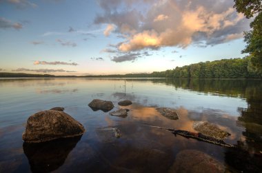 göl güneş Drawsko, Polonya'da ayarlama ışığında