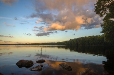 göl güneş Drawsko, Polonya'da ayarlama ışığında